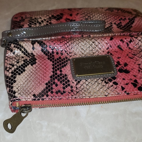 SIMPLY VERA WANG CLUTCH - Picture 4 of 4